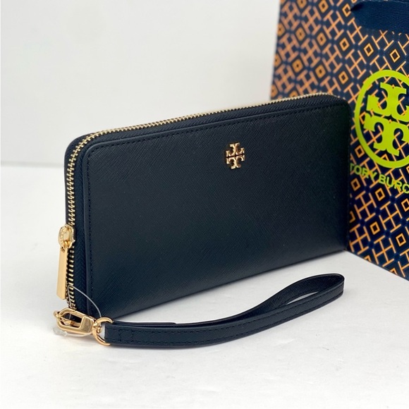 Tory Burch Emerson Large
Continental Wallet
Wristlet - Picture 10 of 14